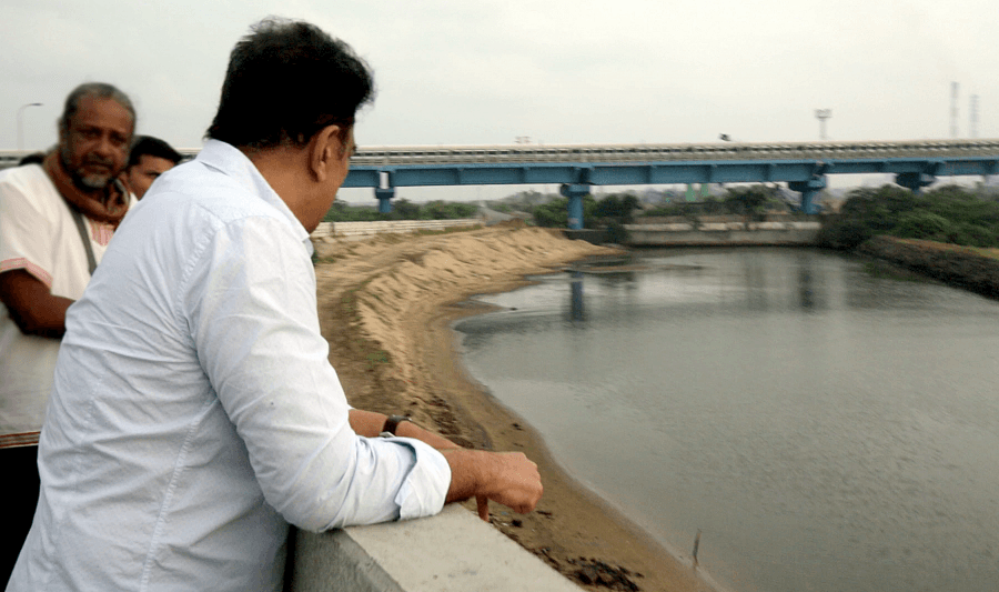 Haasan also warned the government and the people that it would be dangerous for Chennai if the Ennore Creek is ignored. Kamal Haasan,Kamal Haasan visits Ennore Creek,Ennore Creek,Kamal Haasan at Ennore Creek,actor Kamal Haasan