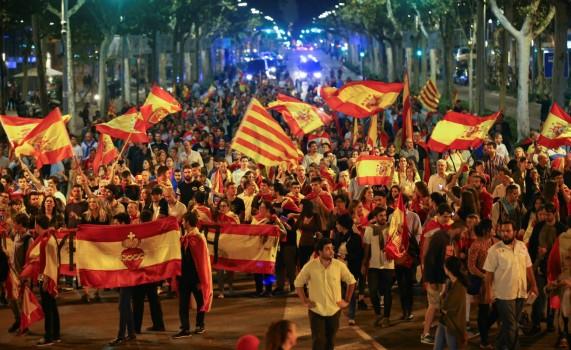 Pro unity demonstrators wave Spanish and Catalan flags during a protest after the Catalan regional parliament declared independence from Spain in Barcelona, Spain, October 27, 2017.