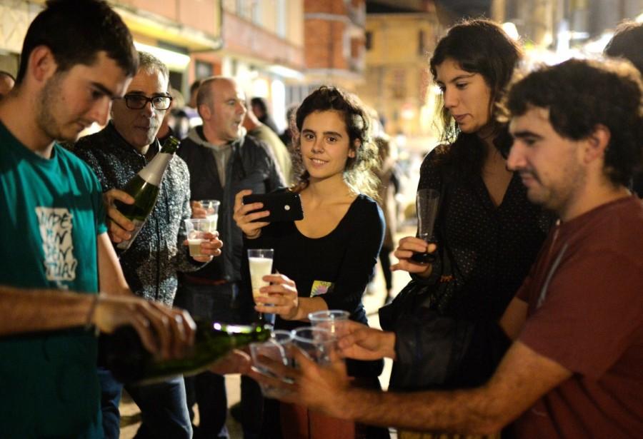 People celebrate with cava (sparkling wine) after the Catalan parliament declared independence from Spain, in the Basque town of Durango, Spain October 27, 2017. Catalonia declares independence,Catalonia,Catalonia independence,catalonia independence vote,Spain Catalonia rift,spain and catalonia,Catalonia unilaterally,Spain
