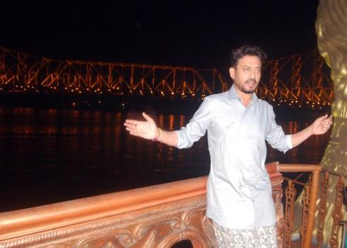 Irrfan Khan who was on a promotional visit to Kolkata took to a serene boat ride amidst the Hooghly river in Kolkata during the promotions of 'Qarib Qarib Singlle'.  The boat ride was in perfect sync with the theme of the Tanuja Chandra directorial which revolves around the escapades of Irrfan Khan aka Yogi and Parvathy aka Jaya. The national award wining actor reminisced his Piku days as he visited the Howrah Bridge. Irrfan Khan recalled the time when he shot for the Deepika Padukone starrer film as he past the location of shoot.