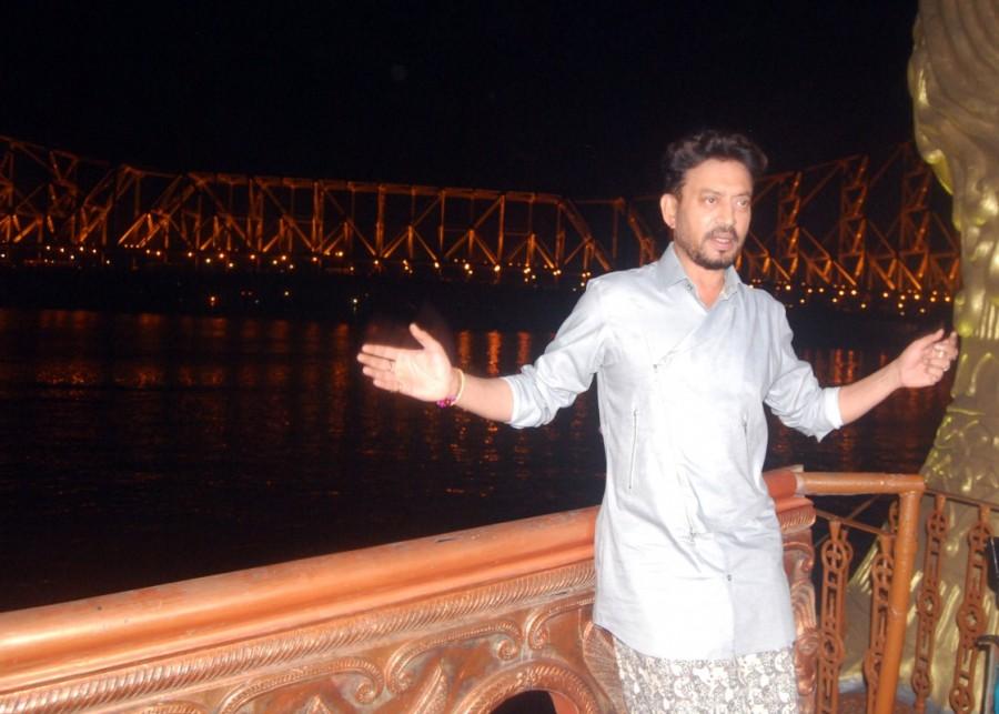 Irrfan Khan who was on a promotional visit to Kolkata took to a serene boat ride amidst the Hooghly river in Kolkata during the promotions of 'Qarib Qarib Singlle'. The boat ride was in perfect sync with the theme of the Tanuja Chandra directorial which revolves around the escapades of Irrfan Khan aka Yogi and Parvathy aka Jaya. The national award wining actor reminisced his Piku days as he visited the Howrah Bridge. Irrfan Khan recalled the time when he shot for the Deepika Padukone starrer film as he past the location of shoot. Irrfan Khan,actor Irrfan Khan,Qarib Qarib Singlle,Qarib Qarib Singlle promotion,Qarib Qarib Singlle movie promotion,Irrfan Khan promotes Qarib Qarib Singlle