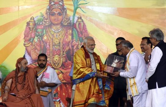 PM Narendra Modi with Sri Shankara Bharati Mahaswamiji, peethadhipati, of Yadathore Sri Yoganandeshwara Saraswathi Math, Krishnarajanagar at Dashamah Soundarya Lahari Parayanotsava Mahasamarpane