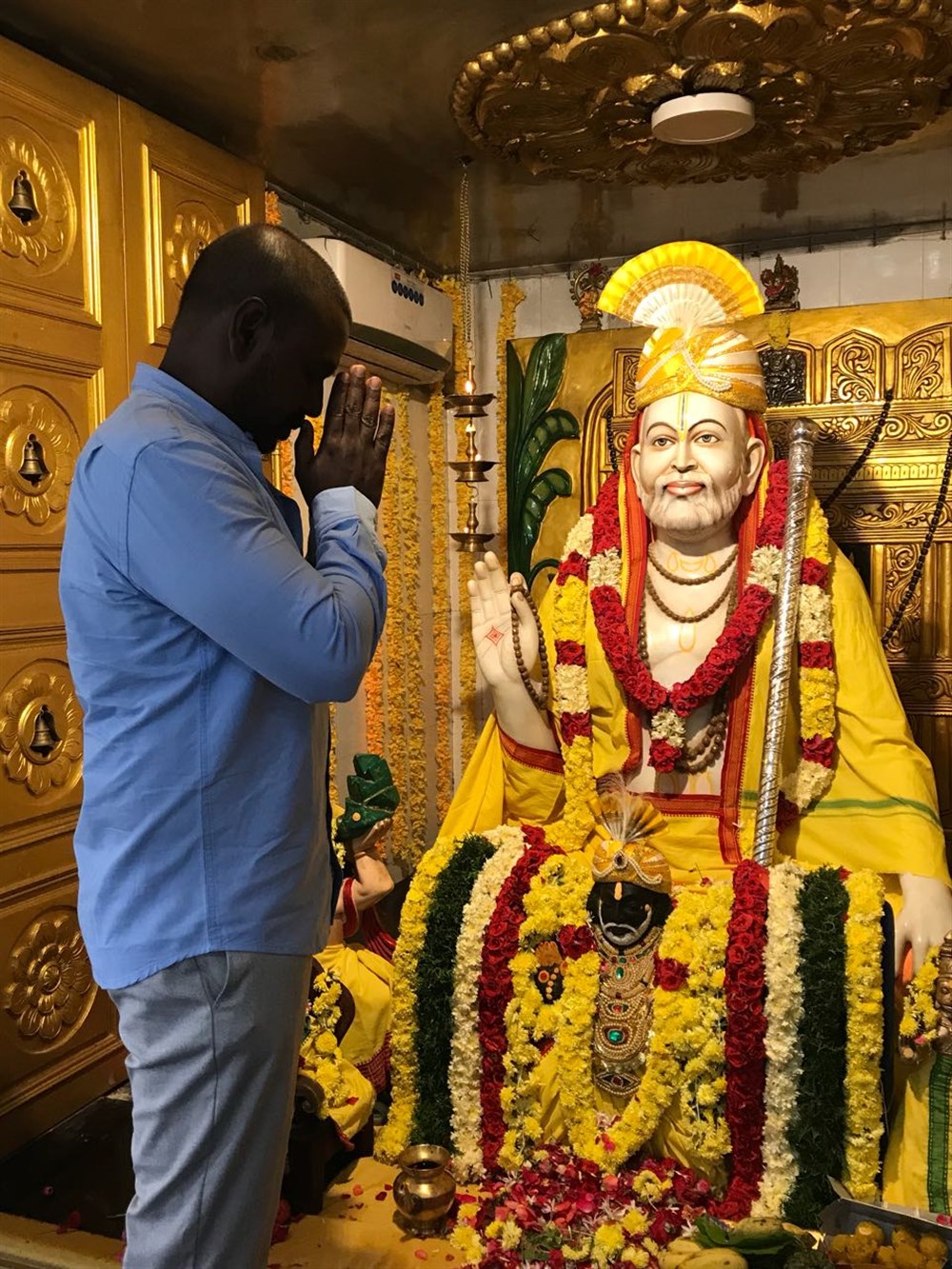 Actor Raghava Lawrence offers his prayer on his birthday. Ragava Lawrence,actor Ragava Lawrence,Ragava Lawrence celebrates his Birthday,Ragava Lawrence Birthday,Ragava Lawrence Birthday celebration,Ragava Lawrence Birthday celebration pics,Ragava Lawrence Birthday celebration images,Ragava Lawrence Birthday cele