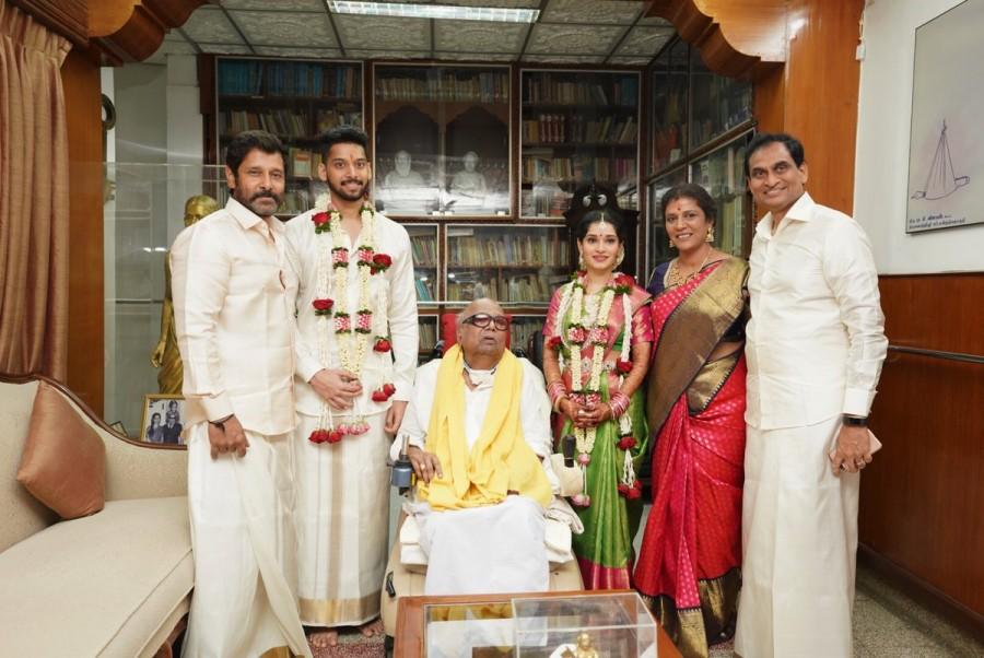 Newly-weds Akshita (daughter of Vikram) and Manu Ranjith (son of CK Ranganathan) seek the blessings of Kalaignar Karunanidhi. Chiyaan Vikram,Vikram,Vikram daughter Akshita,Vikram daughter Akshita wedding,Akshita weds Manu Ranjith,chiyaan daughter akshita,Vikram daughter Akshita wedding pics,Vikram daughter Akshita wedding images,Vikram daughter Akshita wedding stills,Vikram daug