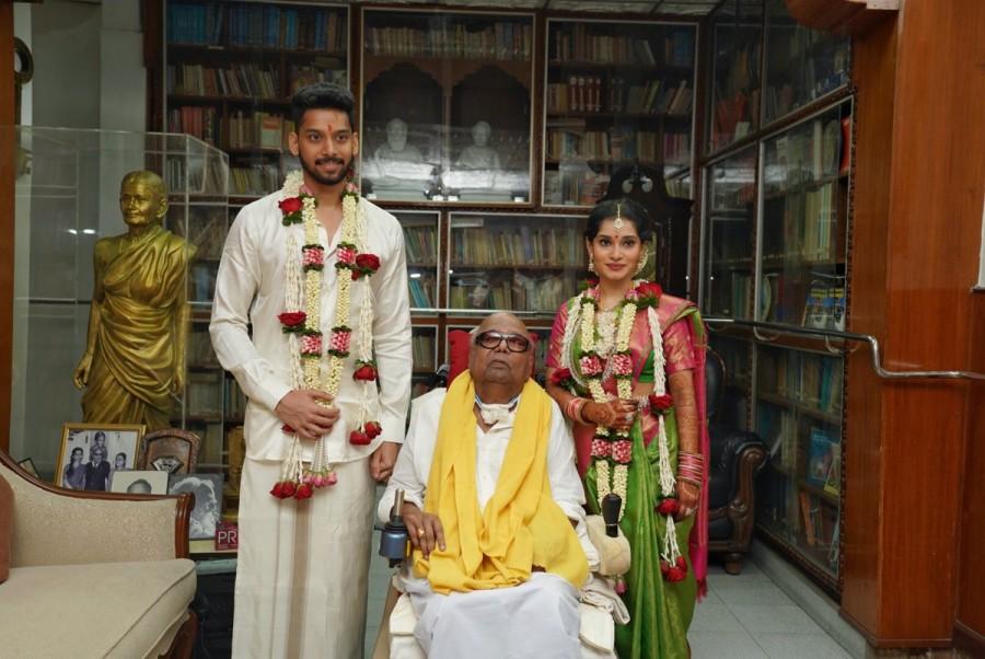 Vikram's daughter Akshita got married to Kalaignar Karunanidhi great grandson Manu Ranjit, today after receiving his blessings. Chiyaan Vikram,Vikram,Vikram daughter Akshita,Vikram daughter Akshita wedding,Akshita weds Manu Ranjith,chiyaan daughter akshita,Vikram daughter Akshita wedding pics,Vikram daughter Akshita wedding images,Vikram daughter Akshita wedding stills,Vikram daug