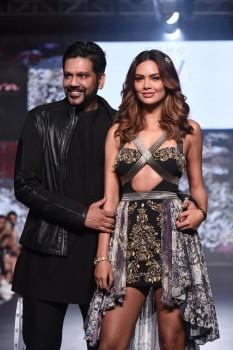 Esha Gupta showcase a creation of Designer Rocky S during India Beach Fashion Week.