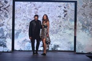 Esha Gupta,actress Esha Gupta,Esha Gupta walks the ramp,Esha Gupta at India Beach Fashion Week,India Beach Fashion Week,celebs at India Beach Fashion Week