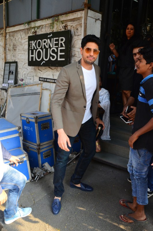 Sidharth Malhotra spotted at Korner house. Akshay Khanna,Sonakshi Sinha,Sidharth Malhotra,Karan Johar,Akshay Khanna at Korner house,Akshay Khanna at Korner house,Akshay Khanna at Korner house,Akshay Khanna at Korner house