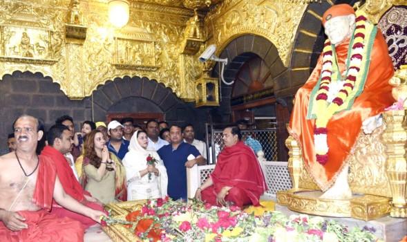 Kapil Sharma visited Shirdi Sai Baba Temple to seek blessing before the release of his upcoming film Firangi along with Ginni Chatrath and Director Rajiev Dhingra.