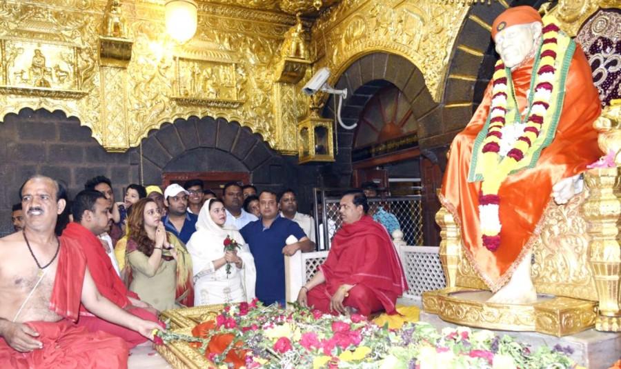 Kapil Sharma visited Shirdi Sai Baba Temple to seek blessing before the release of his upcoming film Firangi along with Ginni Chatrath and Director Rajiev Dhingra. Kapil Sharma,Kapil Sharma visited Shirdi Sai Baba Temple,Director Rajiev Dhingra,Rajiev Dhingra,Ginni