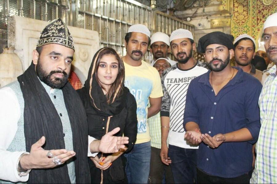 Actor Sivakarthikeyan and Actress Nayanthara and team Velaikkaran at Ajmer Dargah. Sivakarthikeyan and Nayanthara,Sivakarthikeyan,Nayanthara,Velaikkaran song shooting,Velaikkaran,Velaikkaran song,Neeraja Kona,Velaikkaran movie