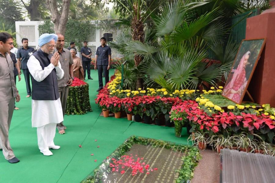 Manmohan Singh pays tribute to Indira Gandhi on her death anniversary. Pranab Mukherjee,Manmohan Singh,Rahul Gandhi,Pranab Mukherjee pay tributes to Indira Gandhi,Manmohan Singh pay tributes to Indira Gandhi,Rahul Gandhi pay tributes to Indira Gandhi,Indira Gandhi