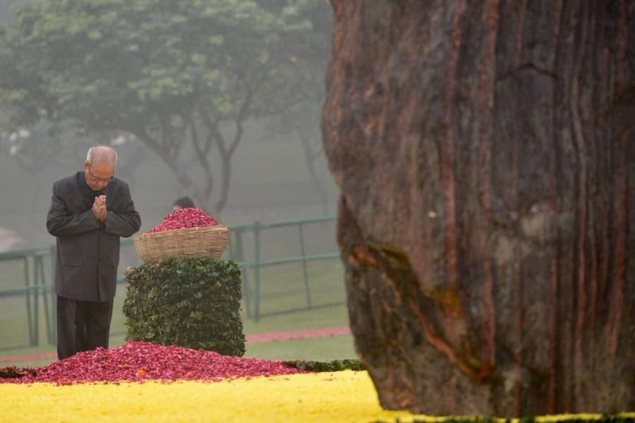 Pranab Mukherjee pays tribute to Indira Gandhi on her death anniversary. Pranab Mukherjee,Manmohan Singh,Rahul Gandhi,Pranab Mukherjee pay tributes to Indira Gandhi,Manmohan Singh pay tributes to Indira Gandhi,Rahul Gandhi pay tributes to Indira Gandhi,Indira Gandhi