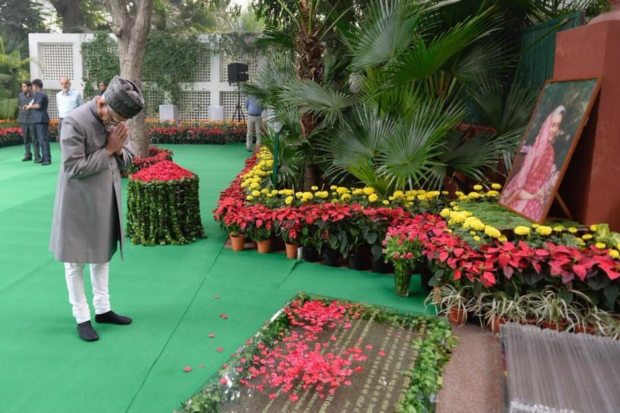 Former Vice President Hamid Ansari pays tribute to Indira Gandhi on her death anniversary. Pranab Mukherjee,Manmohan Singh,Rahul Gandhi,Pranab Mukherjee pay tributes to Indira Gandhi,Manmohan Singh pay tributes to Indira Gandhi,Rahul Gandhi pay tributes to Indira Gandhi,Indira Gandhi