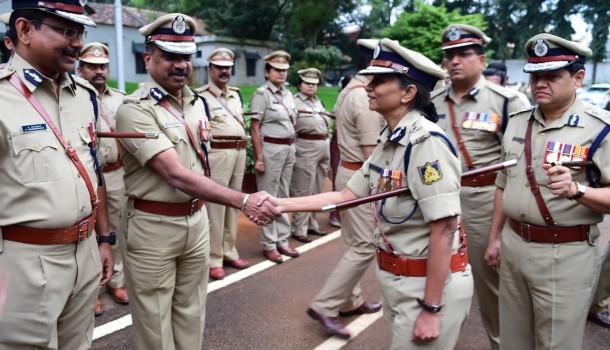 Neelamani N Raju, incoming DG and IGP of Karnataka takes charge from outgoing DG and IGP of Karnataka Rupak Kumar Dutta at DGP Office in Bengaluru, on Oct 31, 2017.