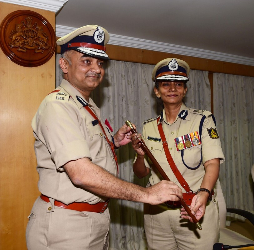 Neelamani N Raju, incoming DG and IGP of Karnataka takes charge from outgoing DG and IGP of Karnataka Rupak Kumar Dutta at DGP Office in Bangalore. Neelamani N Raju,Neelamani N Raju as Karnataka DG & IGP,Karnataka DG & IGP,First Woman Police Chief