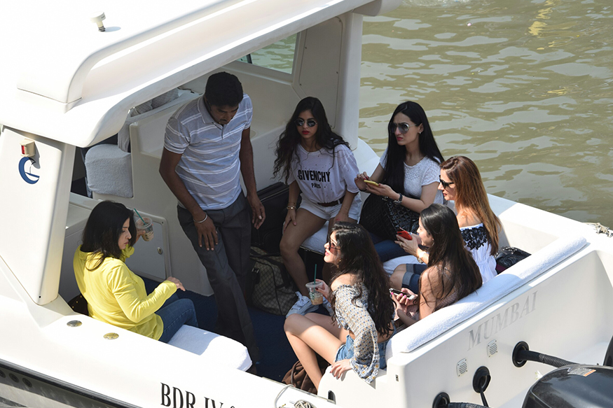 Suhana Khan and friends snapped leaving to Alibaug to celebrate SRK's 52nd birthday. Gauri Khan,Suhana Khan,Shanaya Kapoor,Fashion designer Vikram Phadnis,Chunky Pandey's daughter Annaya,Shah Rukh Khan,Shah Rukh Khan birthday bash,Shah Rukh Khan 52nd birthday,Shah Rukh Khan birthday bash pics,Shah Rukh Khan birthday bash images,Shah
