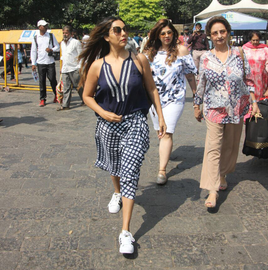 Gauri Khan snapped leaving to Alibaug to celebrate SRK's 52nd birthday. Gauri Khan,Suhana Khan,Shanaya Kapoor,Fashion designer Vikram Phadnis,Chunky Pandey's daughter Annaya,Shah Rukh Khan,Shah Rukh Khan birthday bash,Shah Rukh Khan 52nd birthday,Shah Rukh Khan birthday bash pics,Shah Rukh Khan birthday bash images,Shah