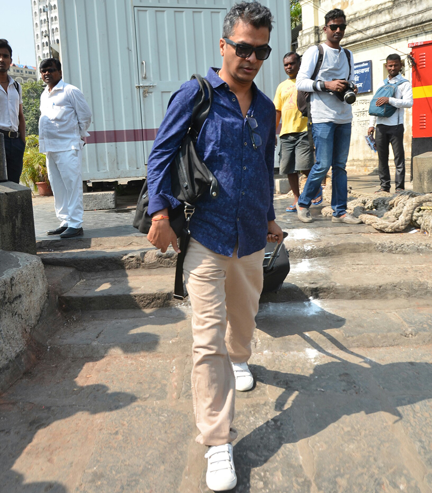 Fashion designer Vikram Phadnis snapped leaving to Alibaug to celebrate SRK's 52nd birthday. Gauri Khan,Suhana Khan,Shanaya Kapoor,Fashion designer Vikram Phadnis,Chunky Pandey's daughter Annaya,Shah Rukh Khan,Shah Rukh Khan birthday bash,Shah Rukh Khan 52nd birthday,Shah Rukh Khan birthday bash pics,Shah Rukh Khan birthday bash images,Shah