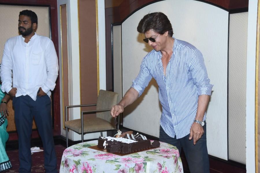 Shah Rukh Khan poses for the shutterbugs during his birthday celebration in Alibaug. Shah Rukh Khan,Shah Rukh Khan birthday,Shah Rukh Khan birthday celebration,Shah Rukh Khan birthday celebration pics,Shah Rukh Khan birthday celebration images,Shah Rukh Khan birthday celebration stills,Shah Rukh Khan birthday celebration pictures,Shah Ruk