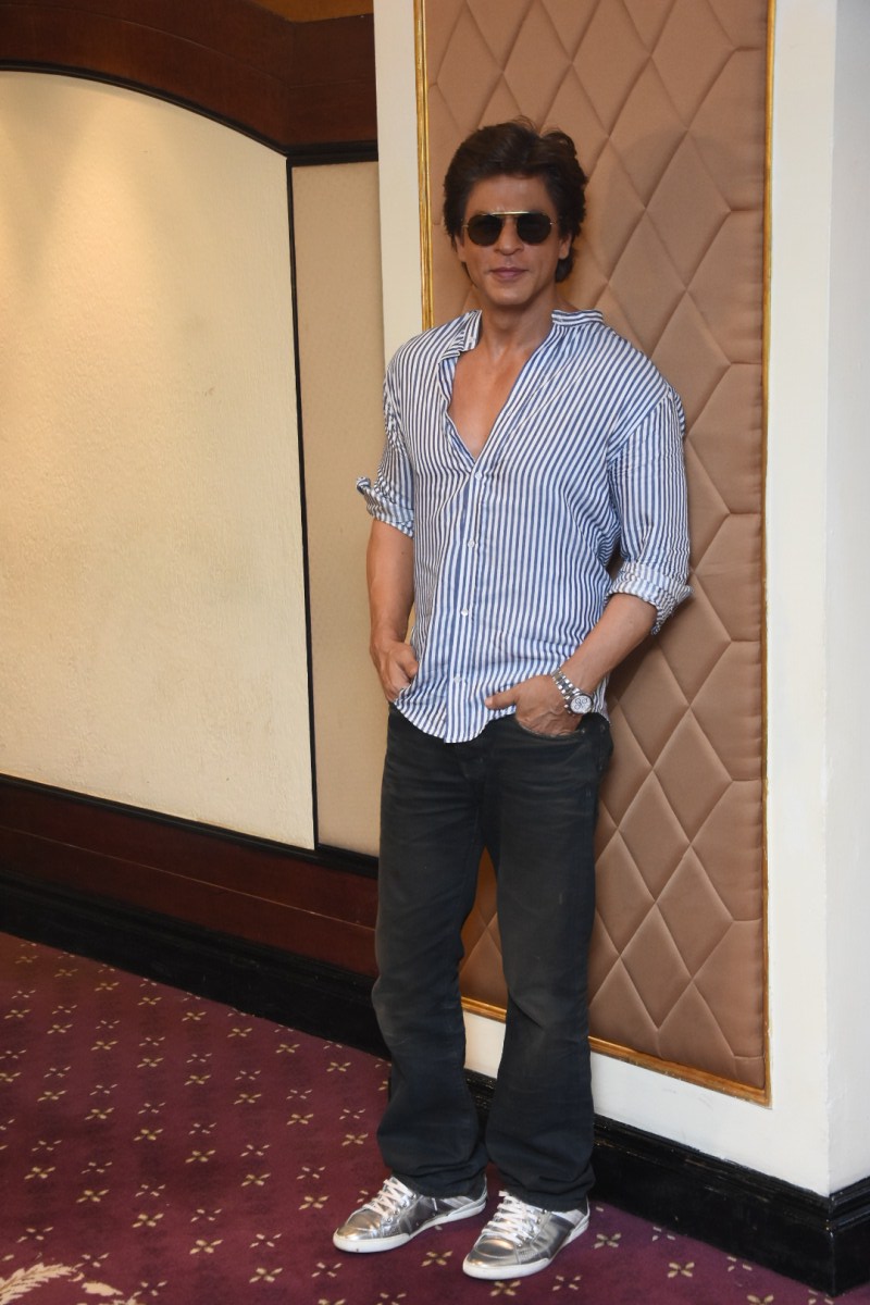 Actor Shah Rukh Khan poses for the shutterbugs during his birthday celebration in Alibaug. Shah Rukh Khan,Shah Rukh Khan birthday,Shah Rukh Khan birthday celebration,Shah Rukh Khan birthday celebration pics,Shah Rukh Khan birthday celebration images,Shah Rukh Khan birthday celebration stills,Shah Rukh Khan birthday celebration pictures,Shah Ruk