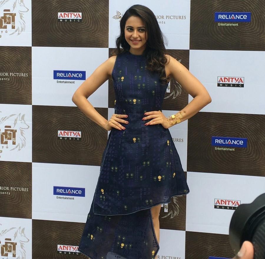 Rakul Preet Singh poses for the shutterbugs during Theeran Adhigaram Ondru audio launch. Karthi,Rakul Preet Singh,Ghibran,Theeran Adhigaram Ondru,Theeran Adhigaram Ondru audio launch,Theeran Adhigaram Ondru audio launch pics,Theeran Adhigaram Ondru audio launch images,Theeran Adhigaram Ondru audio launch stills,Theeran Adhigaram Ondru audio l