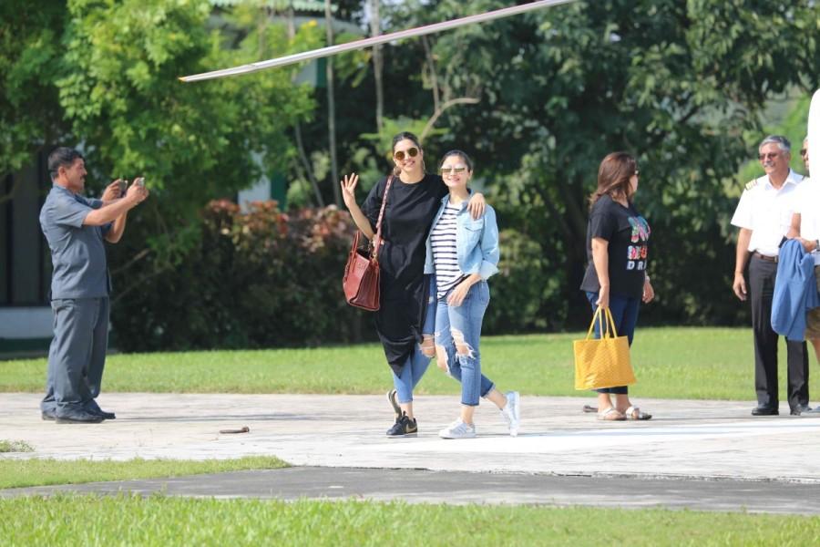 Deepika Padukone, Alia Bhatt at Shah Rukh Khan birthday bash. Deepika Padukone,Alia Bhatt,Deepika Padukone at Shah Rukh Khan birthday bash,Alia Bhatt at Shah Rukh Khan birthday bash,Shah Rukh Khan birthday bash,SRK birthday bash