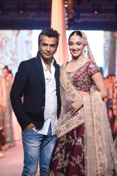 Vikram Phadnis and Kiara Advani during the IBFW showcasing.