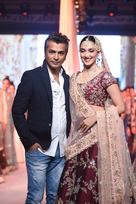 Vikram Phadnis and Kiara Advani during the IBFW showcasing. India Beach Fashion Week,India Beach Fashion Week day 3,IBFW,IBFW 2017,IBFW 2017 day 3,Ken Ferns,Manara Chopra,Vikram Phadnis,Kiara Advani