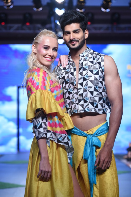 Models showcase their design bridal wear collection during India Beach Fashion Week. India Beach Fashion Week,India Beach Fashion Week day 3,IBFW,IBFW 2017,IBFW 2017 day 3,Ken Ferns,Manara Chopra,Vikram Phadnis,Kiara Advani