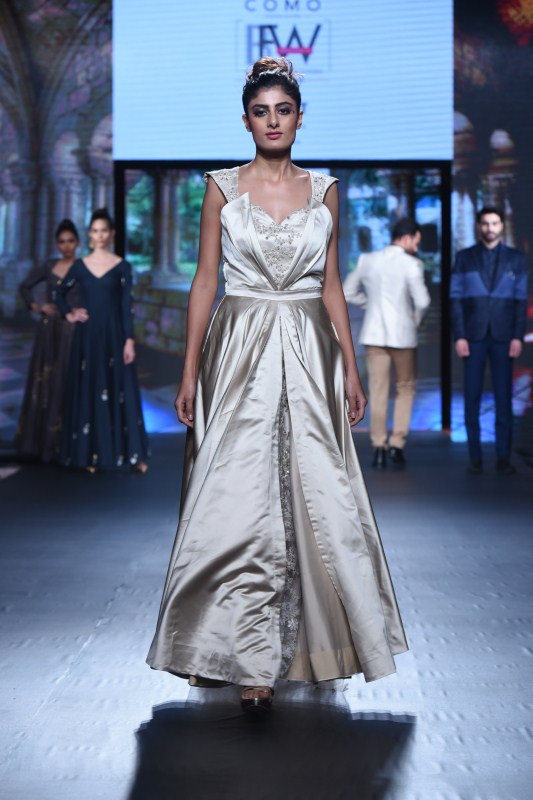 Models showcase their design bridal wear collection during India Beach Fashion Week. India Beach Fashion Week,India Beach Fashion Week day 3,IBFW,IBFW 2017,IBFW 2017 day 3,Ken Ferns,Manara Chopra,Vikram Phadnis,Kiara Advani