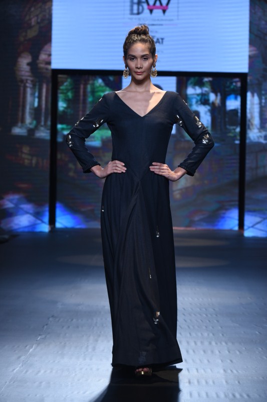 Models showcase their design bridal wear collection during India Beach Fashion Week. India Beach Fashion Week,India Beach Fashion Week day 3,IBFW,IBFW 2017,IBFW 2017 day 3,Ken Ferns,Manara Chopra,Vikram Phadnis,Kiara Advani