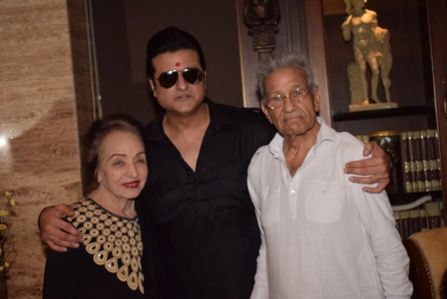 Armaan Kohli with father Rajkumar Kohli and mother Nisha during the Mahurat launch of Indo-Polish film Nie Means Nie. Rajkumar Kohli,Gulshan Grover,Indo-Polish film,Nie means Nie,Nie means Nie Mahurat,Nie means Nie launch,Nie means Nie movie Mahurat,Nie means Nie movie launch,Dhruv Verma,Vikash Verma,Armaan Kohli,Hariharan