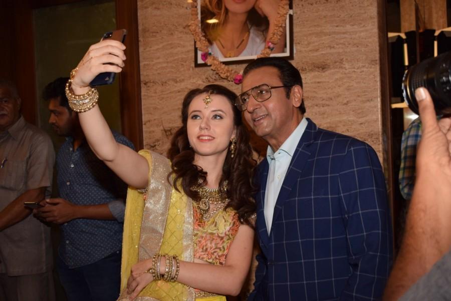 Anna Ador taking selfie wih Gulshan Grover during the Mahurat launch of Indo-Polish film Nie Means Nie. Rajkumar Kohli,Gulshan Grover,Indo-Polish film,Nie means Nie,Nie means Nie Mahurat,Nie means Nie launch,Nie means Nie movie Mahurat,Nie means Nie movie launch,Dhruv Verma,Vikash Verma,Armaan Kohli,Hariharan