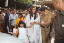 Aishwarya Rai visited Siddhivinayak temple and offered prayers with her Aaradhya Bachchan.
