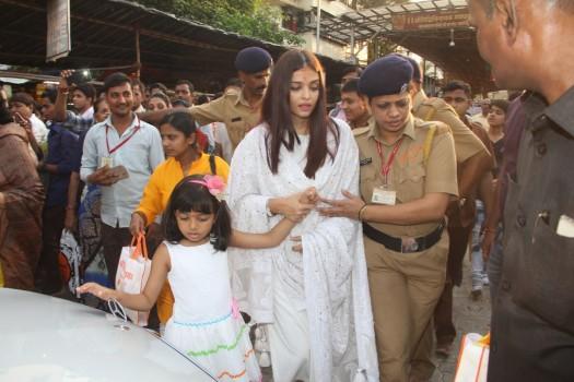 Aishwarya Rai visited Siddhivinayak temple and offered prayers with her Aaradhya Bachchan.