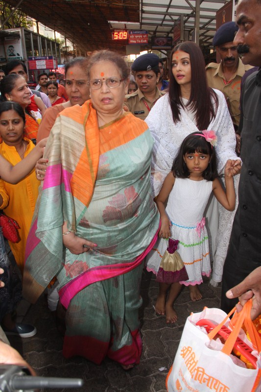 Aishwarya Rai was accompanied by her daughter Aaradhya Bachchan and Brindya Rai. Aishwarya Rai Bachchan,Aishwarya Rai,Aishwarya Rai Bachchan visits Siddhivinayak temple,Aishwarya Rai visits Siddhivinayak temple,Aishwarya Rai Bachchan and Aaradhya,Aishwarya Rai and Aaradhya,Aaradhya,Aaradhya bachchan