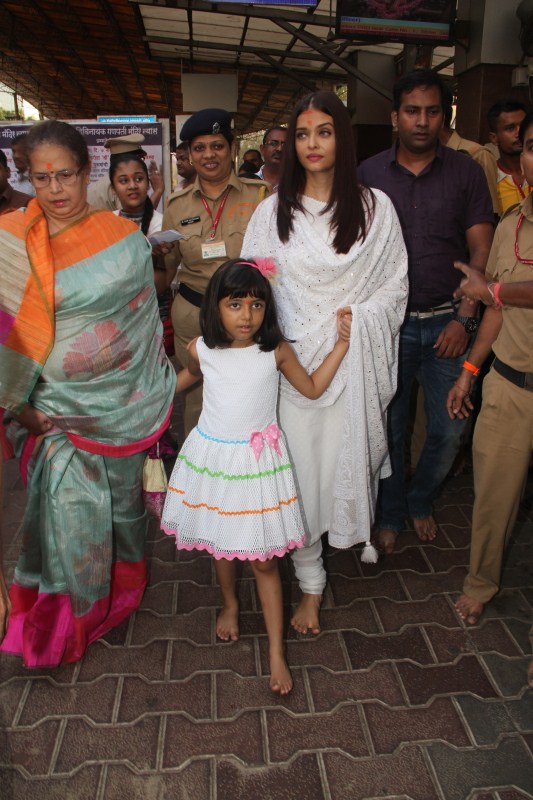 Aishwarya Rai visited Siddhivinayak temple and offered prayers on her birthday. Aishwarya Rai Bachchan,Aishwarya Rai,Aishwarya Rai Bachchan visits Siddhivinayak temple,Aishwarya Rai visits Siddhivinayak temple,Aishwarya Rai Bachchan and Aaradhya,Aishwarya Rai and Aaradhya,Aaradhya,Aaradhya bachchan