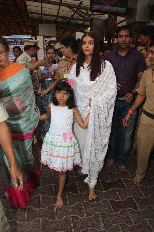 Actress Aishwarya Rai visited Siddhivinayak temple and offered prayers on her birthday. Aishwarya Rai Bachchan,Aishwarya Rai,Aishwarya Rai Bachchan visits Siddhivinayak temple,Aishwarya Rai visits Siddhivinayak temple,Aishwarya Rai Bachchan and Aaradhya,Aishwarya Rai and Aaradhya,Aaradhya,Aaradhya bachchan