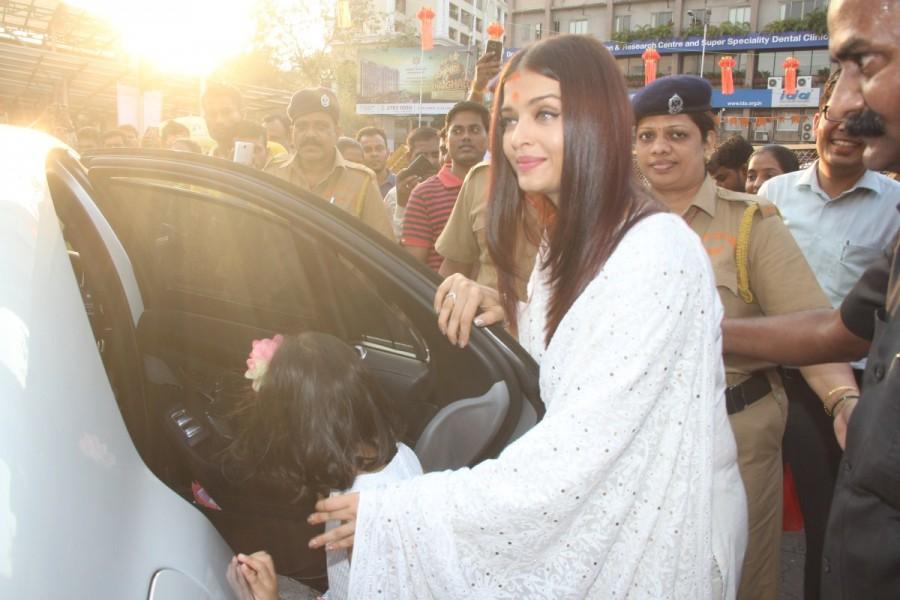 Aishwarya Rai Bachchan leaves after offering prayers at Siddhivinayak on her birthday. Aishwarya Rai Bachchan,Aishwarya Rai,Aishwarya Rai Bachchan visits Siddhivinayak temple,Aishwarya Rai visits Siddhivinayak temple,Aishwarya Rai Bachchan and Aaradhya,Aishwarya Rai and Aaradhya,Aaradhya,Aaradhya bachchan