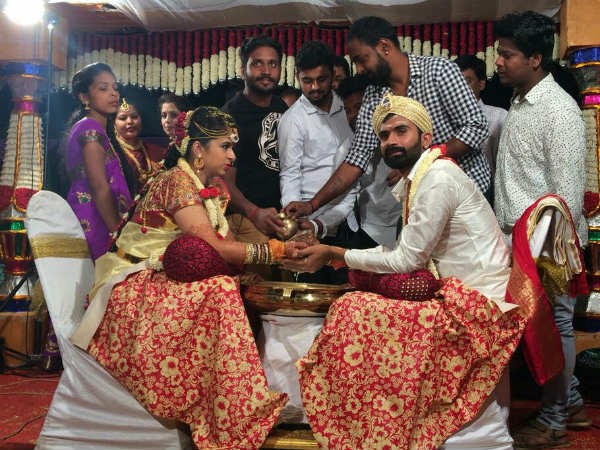 The marriage of actor Yogesh and Sahitya was a private affair and it was attended by the couple family members and close friends. Kannada actor yogesh,yogesh marriage photos,yogish wedding pics,yogesh marries sahitya,kannada celebrity wedding,kannada actor marriage,yogesh,yogish,loose maadha,Loose Mada Yogesh wedding,Loose Mada Yogesh marriage