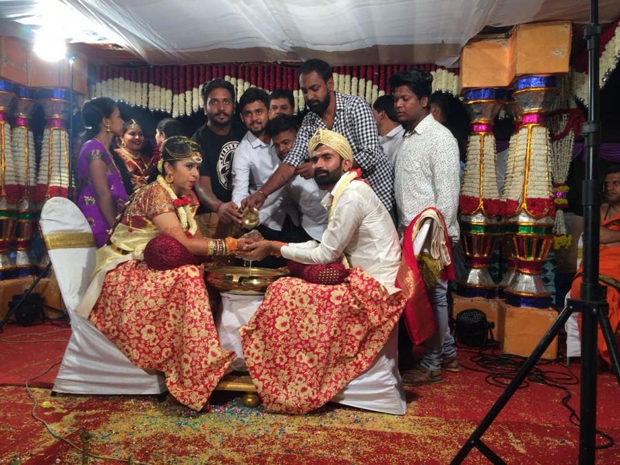 Actor Yogesh marries Sahitya in a Hindu Style. Kannada actor yogesh,yogesh marriage photos,yogish wedding pics,yogesh marries sahitya,kannada celebrity wedding,kannada actor marriage,yogesh,yogish,loose maadha,Loose Mada Yogesh wedding,Loose Mada Yogesh marriage