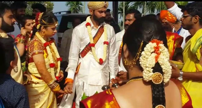 Actor Yogesh tied the knot with his long-time girlfriend Sahitya today, 02nd November 2017. Kannada actor yogesh,yogesh marriage photos,yogish wedding pics,yogesh marries sahitya,kannada celebrity wedding,kannada actor marriage,yogesh,yogish,loose maadha,Loose Mada Yogesh wedding,Loose Mada Yogesh marriage