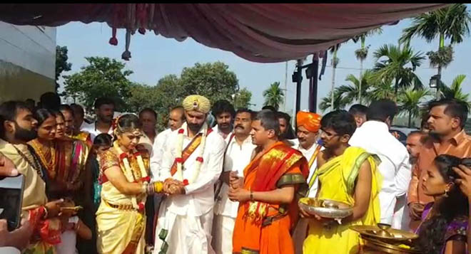 Loose Mada Yogesh and Sahitya's wedding images. Kannada actor yogesh,yogesh marriage photos,yogish wedding pics,yogesh marries sahitya,kannada celebrity wedding,kannada actor marriage,yogesh,yogish,loose maadha,Loose Mada Yogesh wedding,Loose Mada Yogesh marriage