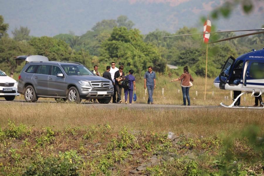 Actor Shah Rukh Khan leaves for Mumbai from Alibagh with his son AbRam. Shah Rukh Khan,Shah Rukh Khan leaves for Mumbai,Shah Rukh Khan leaves Alibagh,Abram Khan,AbRam,Shah Rukh Khan and AbRam,Shah Rukh Khan son AbRam