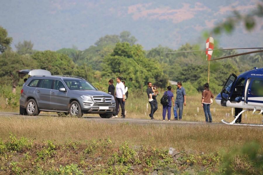 Actor Shah Rukh Khan leaves for Mumbai from Alibagh with his son AbRam. Shah Rukh Khan,Shah Rukh Khan leaves for Mumbai,Shah Rukh Khan leaves Alibagh,Abram Khan,AbRam,Shah Rukh Khan and AbRam,Shah Rukh Khan son AbRam