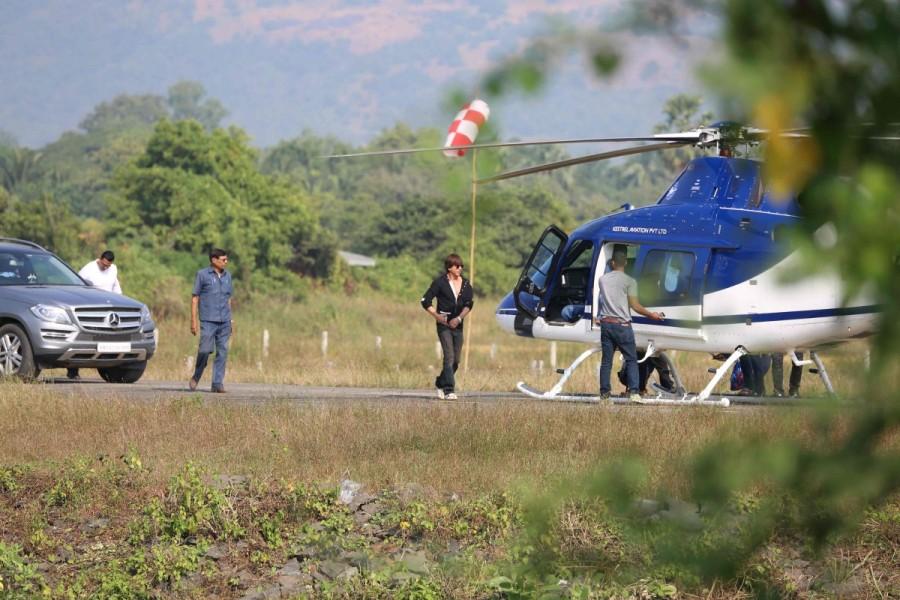 Actor Shah Rukh Khan leaves for Mumbai from Alibagh with his son AbRam. Shah Rukh Khan,Shah Rukh Khan leaves for Mumbai,Shah Rukh Khan leaves Alibagh,Abram Khan,AbRam,Shah Rukh Khan and AbRam,Shah Rukh Khan son AbRam