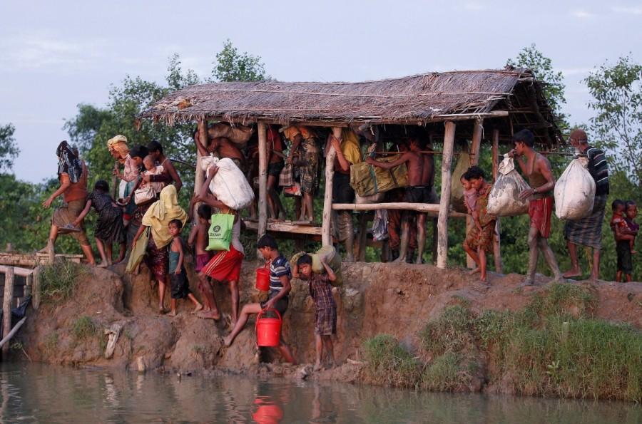 Rohingya refugees walk after crossing the Naf River at the Bangladesh-Myanmar border in Palong Khali, near Cox’s Bazar, Bangladesh November 1, 2017. Rohingya refugees,Rohingya refugees fleeing,Naf river,Bangladesh-Myanmar border,Rohingya refugees crossing Naf river,bangladesh-myanmar border