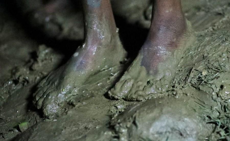 A refugee's feet are covered in mud as Rohingya refugees cross the Naf River, moving across the Myanmar-Bangladesh border in Palong Khali, near Cox's Bazar, Bangladesh, November 1, 2017. Rohingya refugees,Rohingya refugees fleeing,Naf river,Bangladesh-Myanmar border,Rohingya refugees crossing Naf river,bangladesh-myanmar border