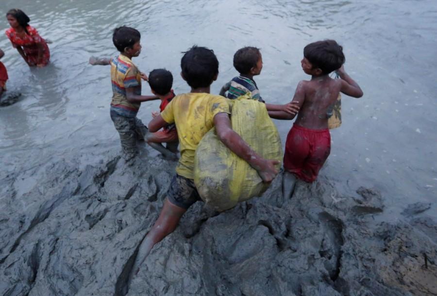 Rohingya refugee brothers walk back towards the Naf River to search for their parents at the Bangladesh-Myanmar border in Palong Khali, near Cox’s Bazar, Bangladesh November 1, 2017. Rohingya refugees,Rohingya refugees fleeing,Naf river,Bangladesh-Myanmar border,Rohingya refugees crossing Naf river,bangladesh-myanmar border